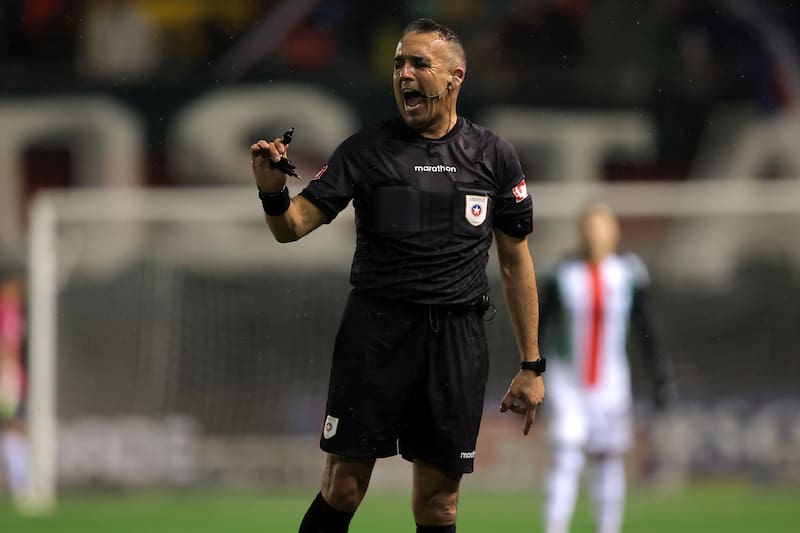 Grita, vocifera, chilla, brama, y de vez en cuando, arbitra. Está cerca de su retiro. Amén. Foto: Photosport