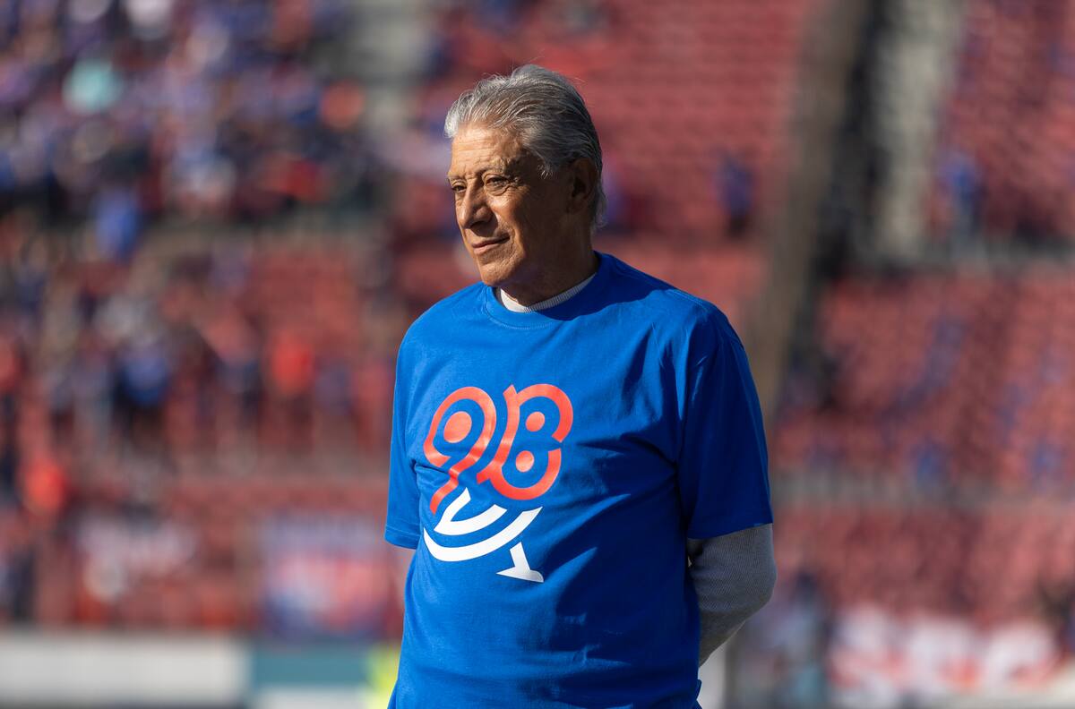 “En la U, toda mi ropa era azul, cuando llegué a Colo Colo me dijeron que se usaba el blanco. La cambié y hasta hoy me respetan”