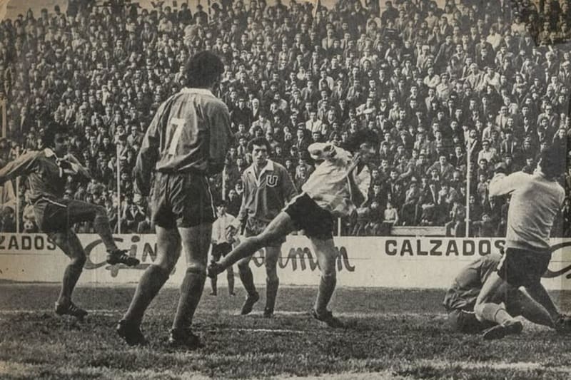 El ex jugador marca un gol a Magallanes, en el Estadio Nacional, con Universidad de Chile en 1973.
