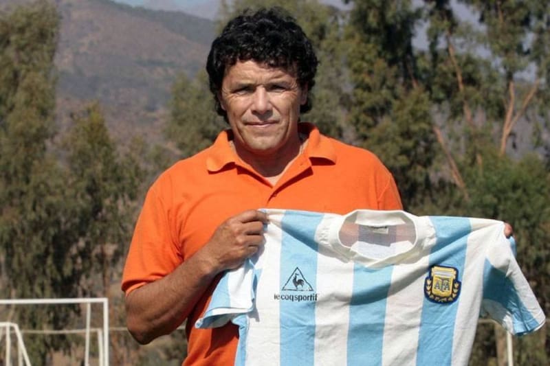 La famosa camiseta de Maradona, en manos del Ligua.