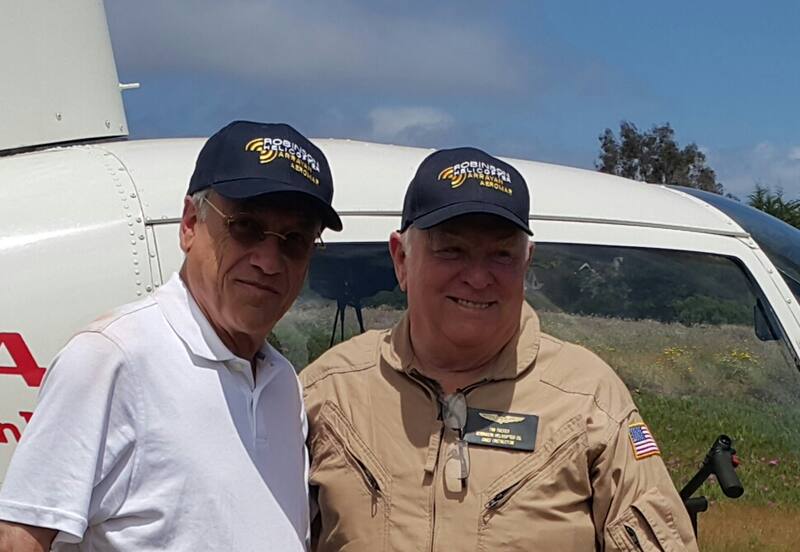 Sebastián Piñera en compañía del instructor, veterano de Vietnam y uno de los mejores pilotos del planeta.