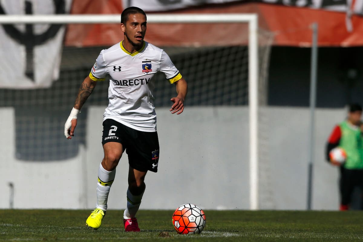 El defensor en sus primeros pasos en Colo-Colo. Foto: Agencia Aton.