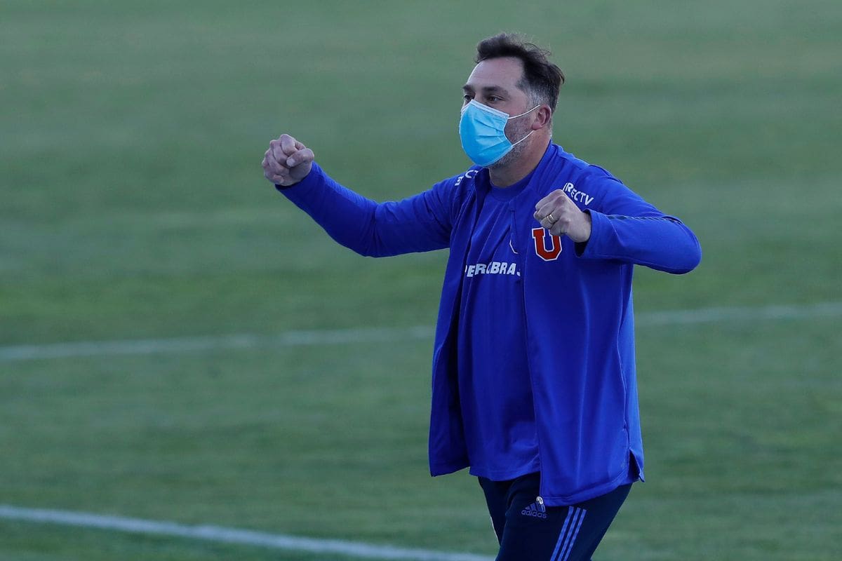 Plena pandemia y al DT le toca asumir en el banco de la U. Foto: Agencia Aton.