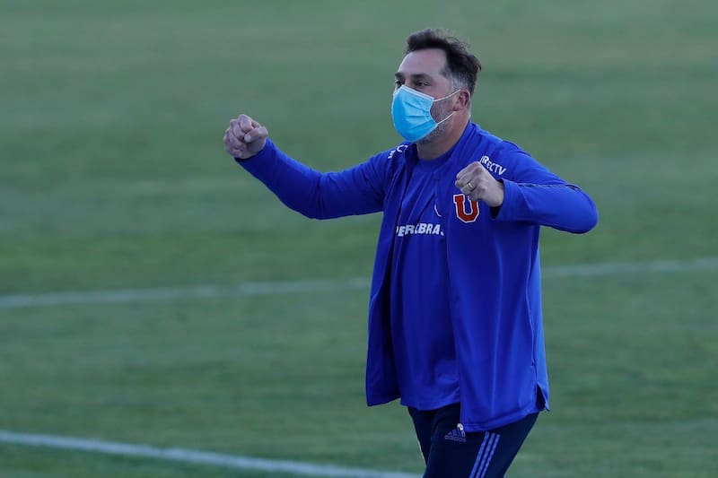 Plena pandemia y al DT le toca asumir en el banco de la U. Foto: Agencia Aton.