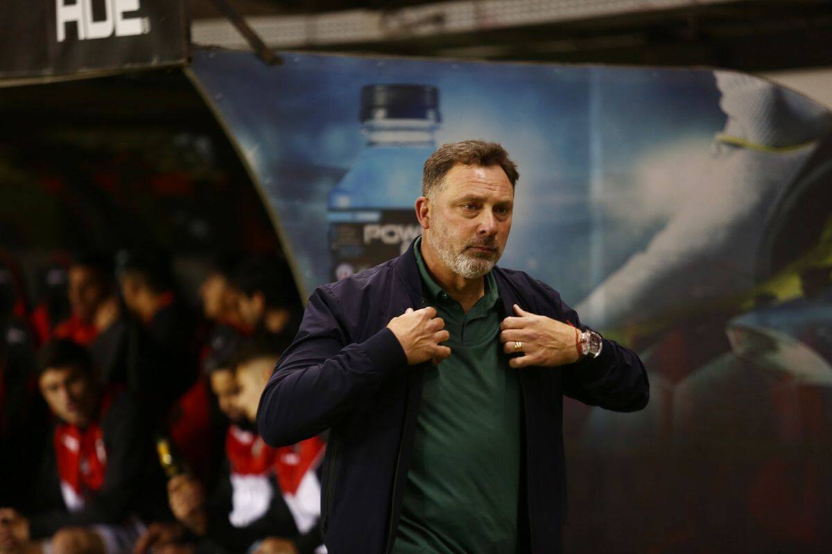 El entrenador de Ñublense, durante su primer partido dirigido en el Nelson Oyarzún: fue empate 1-1 con Palestino. Foto: Agencia Aton.