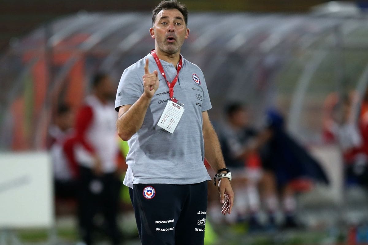 El DT dirigiendo en un sudamericano Sub 17. Foto: Agencia Aton.