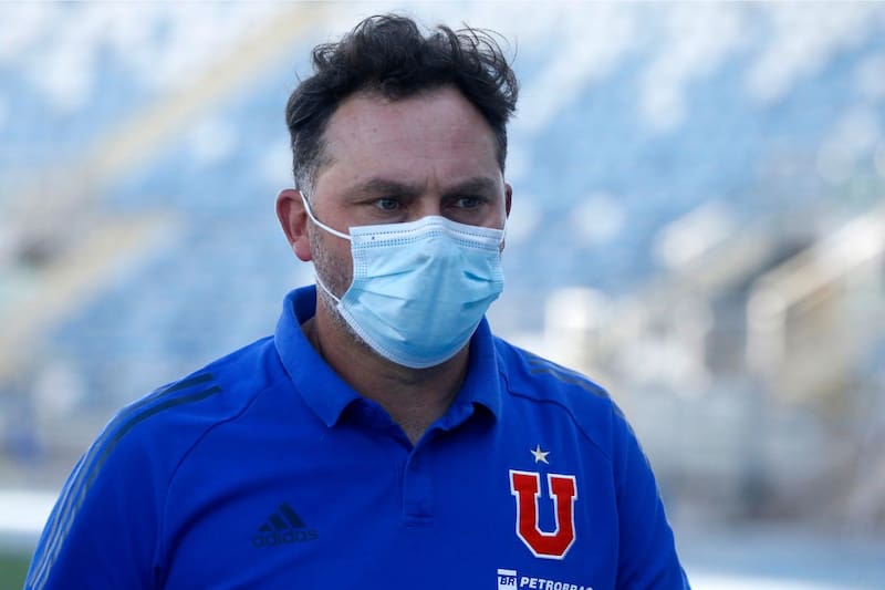 El técnico con el buzo de la U. Foto: Agencia Aton.