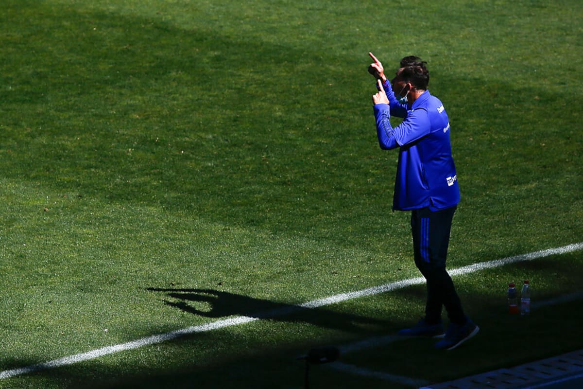 El director técnico Hernán Caputto dirigiendo a Universidad de Chile. Foto: Aton.