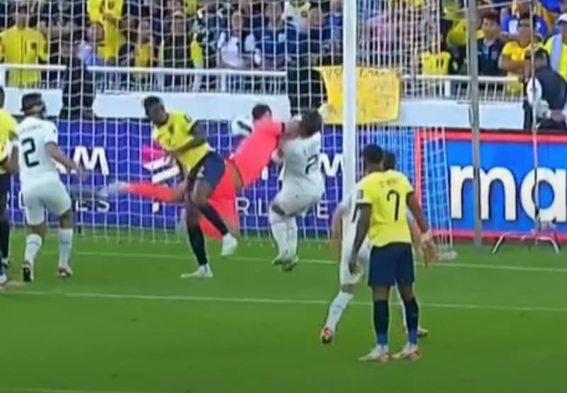 hizo un claro penal que no fue cobrado