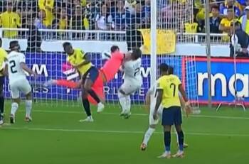 Final con polémica en Ecuador vs Uruguay: ex arquero de la U cometió grosero penal y Javier Castrilli reacciona furioso