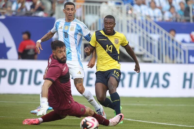 recibe criticas en Ecuador tras su capitanía con la selección. Foto: EFE.