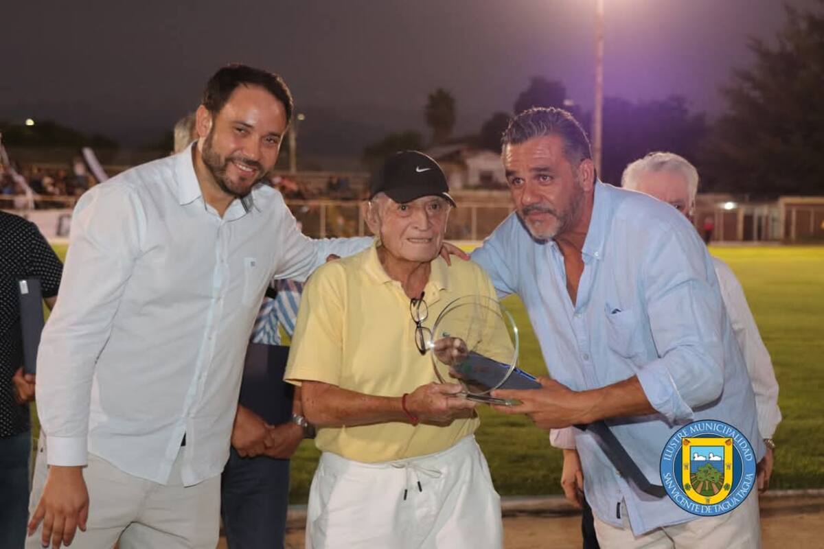 Juan Candonga Carreño fue su amigo y le brindó un homenaje en vida a Clavito. Fue hace un mes y medio en San Vicente de Tagua-Tagua.