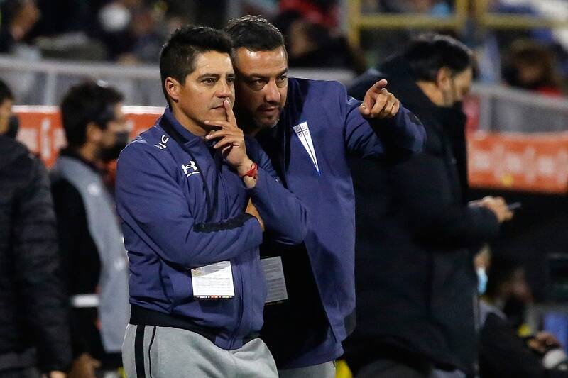 Hernán Madrid junto a Rodrigo Valenzuela dirigiendo en la UC.