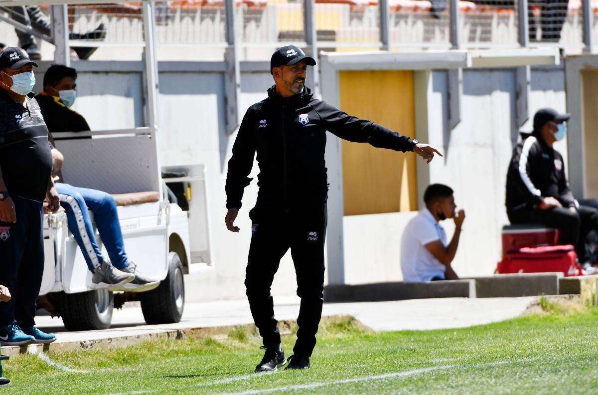 Ya se mueven las bancas en Primera B: DT cambiaría de equipo para el próximo año