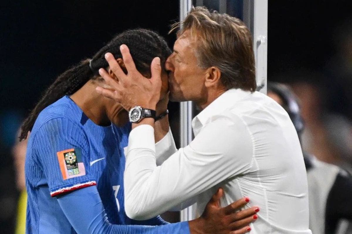 El entrenador de la Selección de Francia felicita a la defensora Wendie Renard, tras marcar el gol decisivo en la victoria sobre Brasil en Brisbane, en el Mundial Femenino.