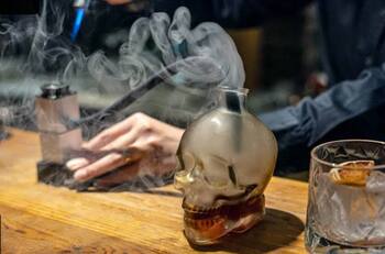 Conoce el primer bar speakeasy de Chile: está oculto en Santiago y solo se entra con una contraseña