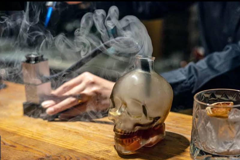 Este lugar ofrece un imperdible ambiente, el que es ideal para visitar después del trabajo o en un fin de semana. Créditos: Hidden Bar.