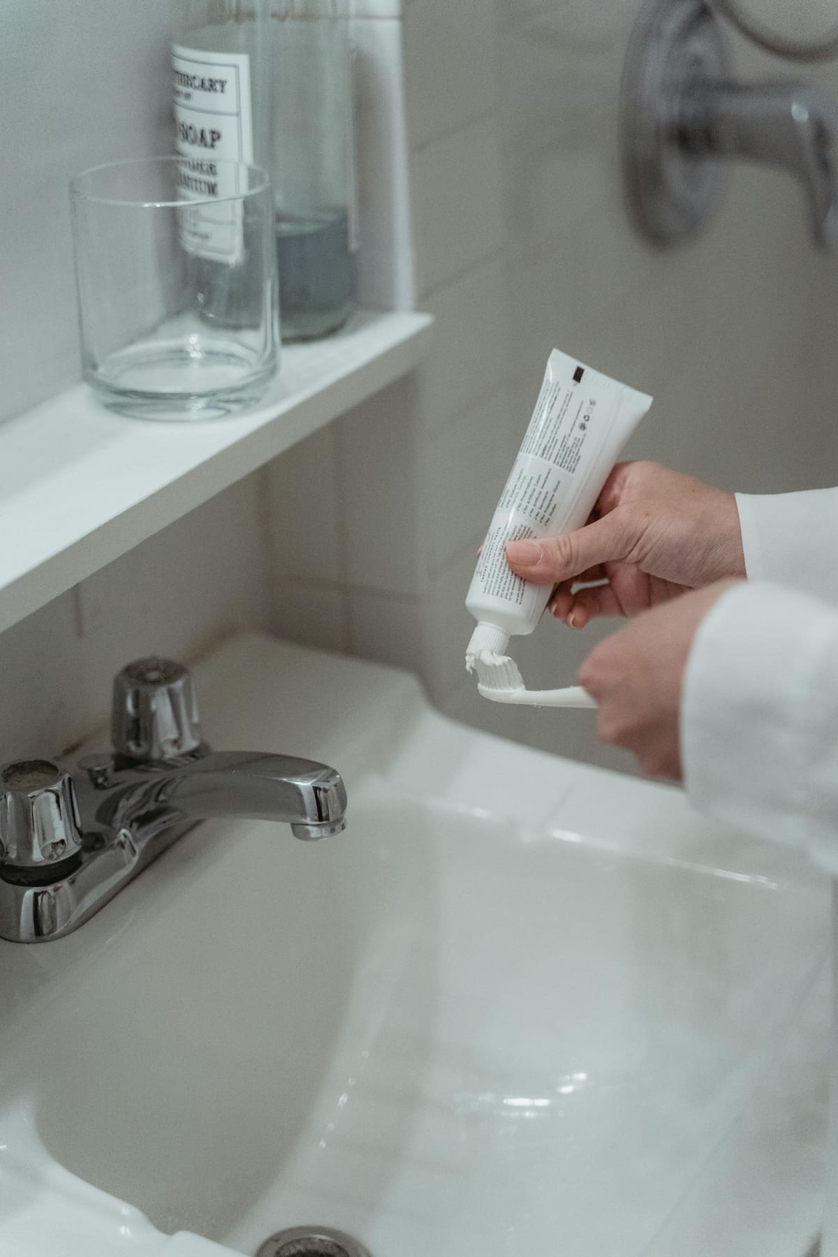 La higiene bucal incide directamente en la aparición de la lengua blanca. Créditos: Pexels.