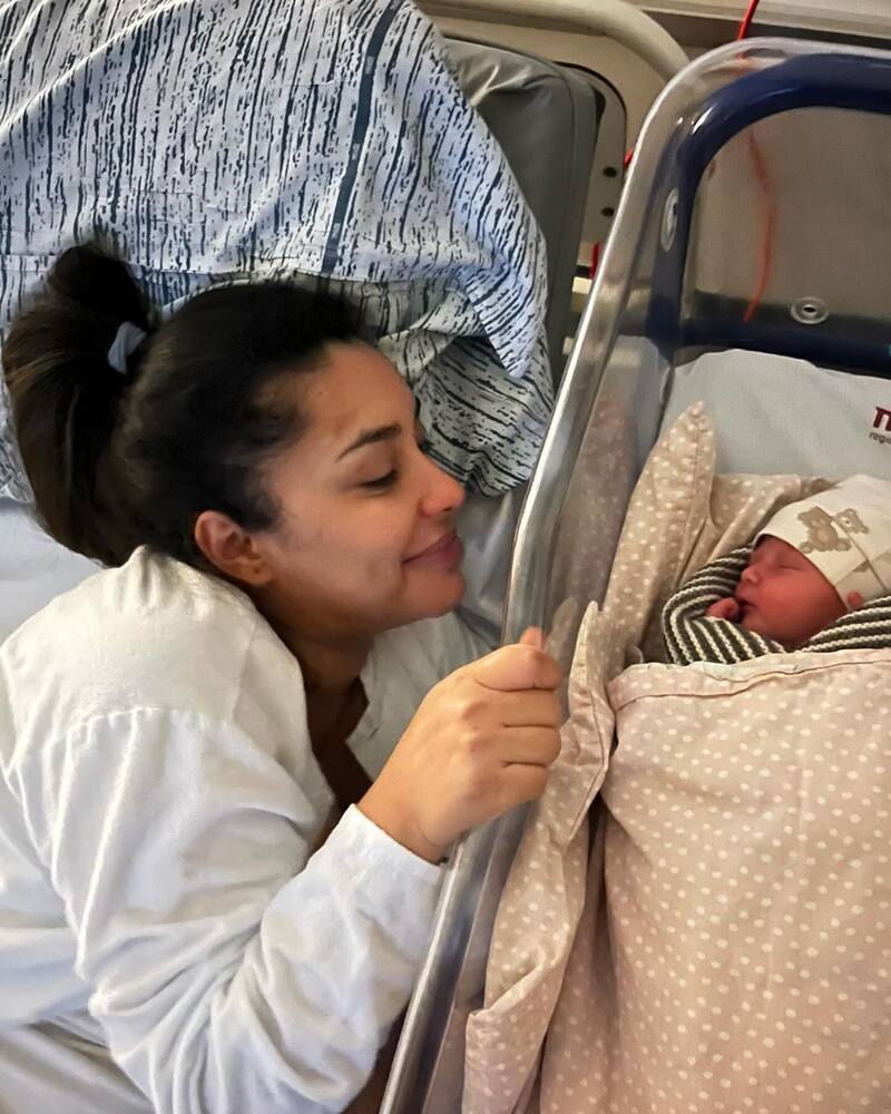 A través de su cuenta oficial de Instagram, compartió una serie de tiernas postales junto a su hija.