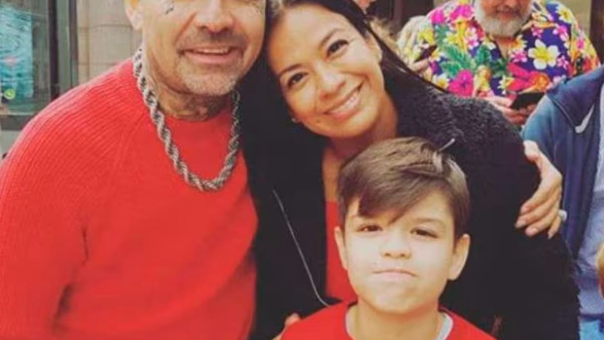 Tiene 18 años y volvió a Chile: así de grande está hoy Esai, el hijo de DJ Méndez y Marcela Duque