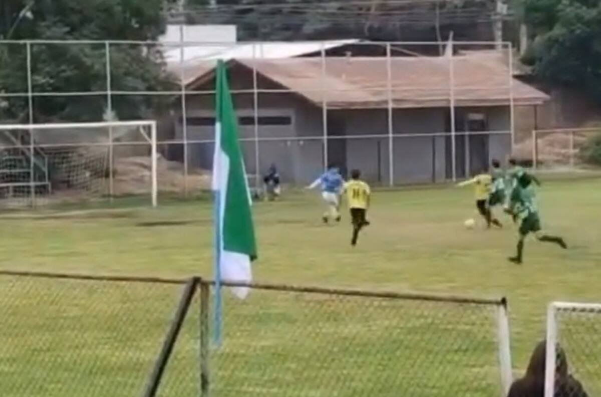 VIDEO | Partió en mitad de cancha y se pasó al arquero: el tremendo golazo del hijo de Chupete Suazo en San Luis