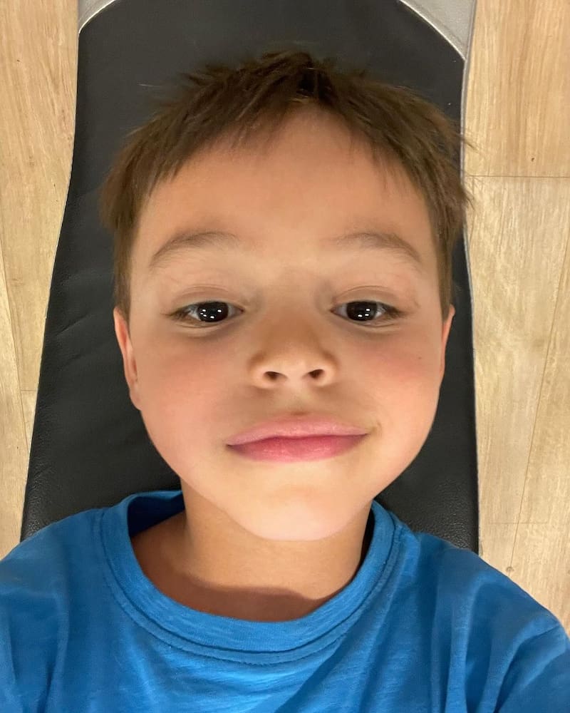 Lucas le quita el celular a su madre Maly Jorquiera.