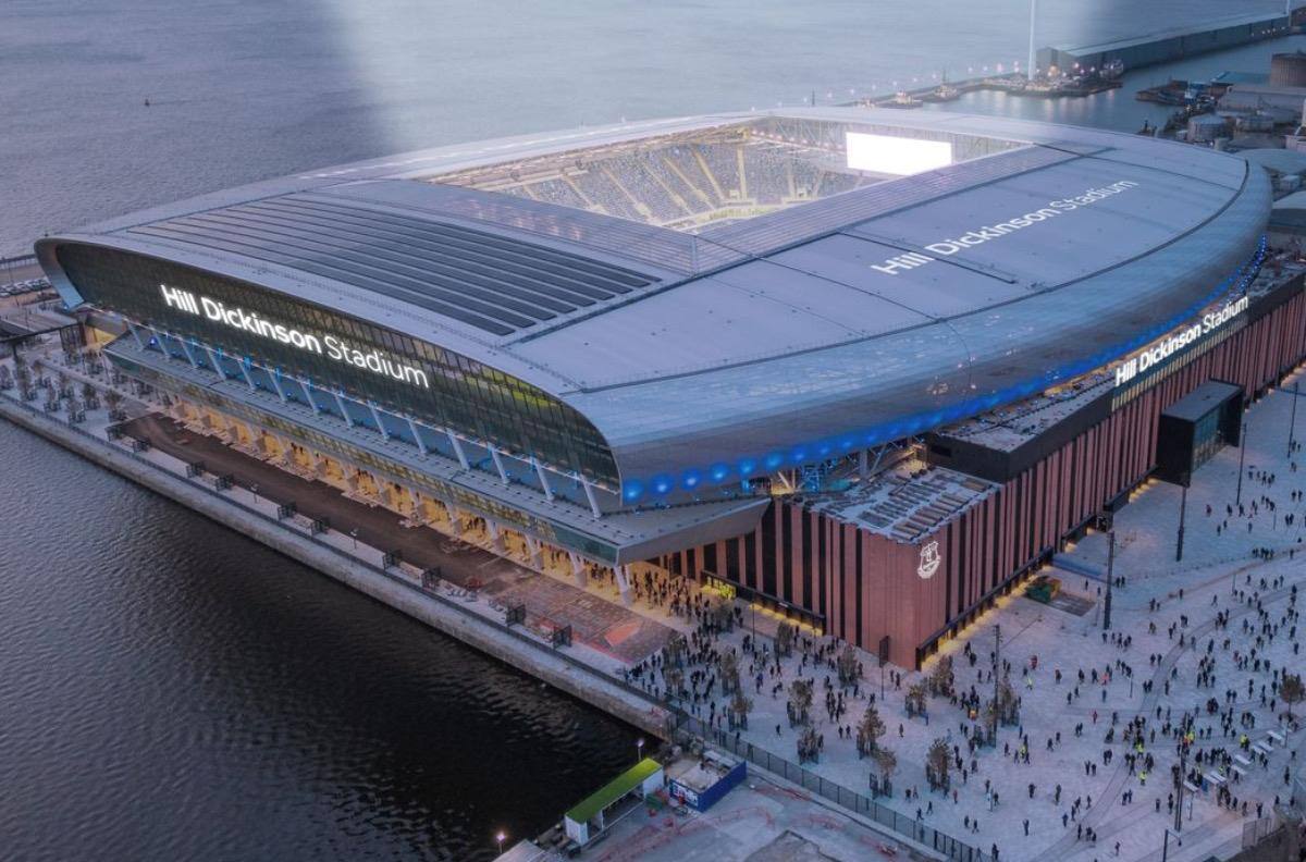 Como la UC y su Claro Arena: equipo de la Premier League inaugura con triunfo su nuevo estadio