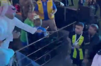 VIDEO | Una locura: ofuscado hincha del Al-Ittihad terminó agarrando a latigazos a un jugador