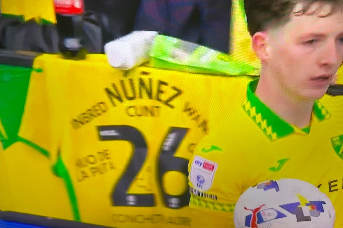 Llevó camiseta insultando a Marcelino Núñez.