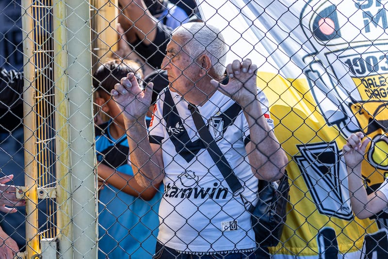 Un histórico fanático y exutilero del Chago despide a los jugadores tras el fin del partido entre Bohemios y San Luis de Quillota. Foto: Felipe Escobedo.