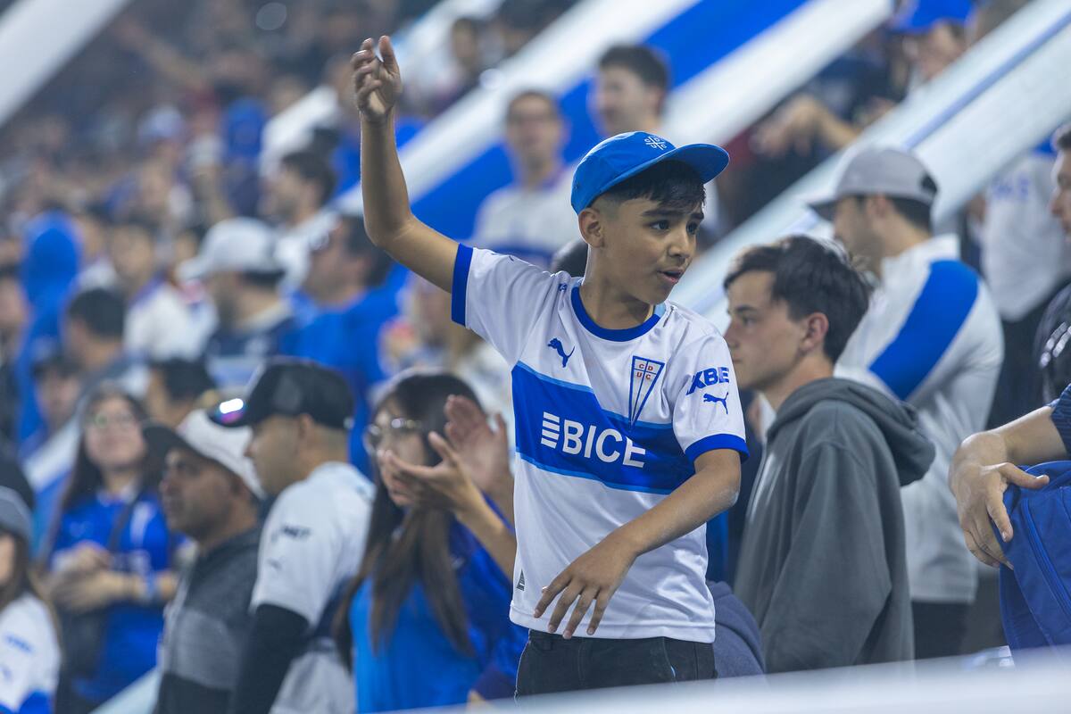 Un pequeño hincha de Universidad Católica en el Estadio Claro Arena.