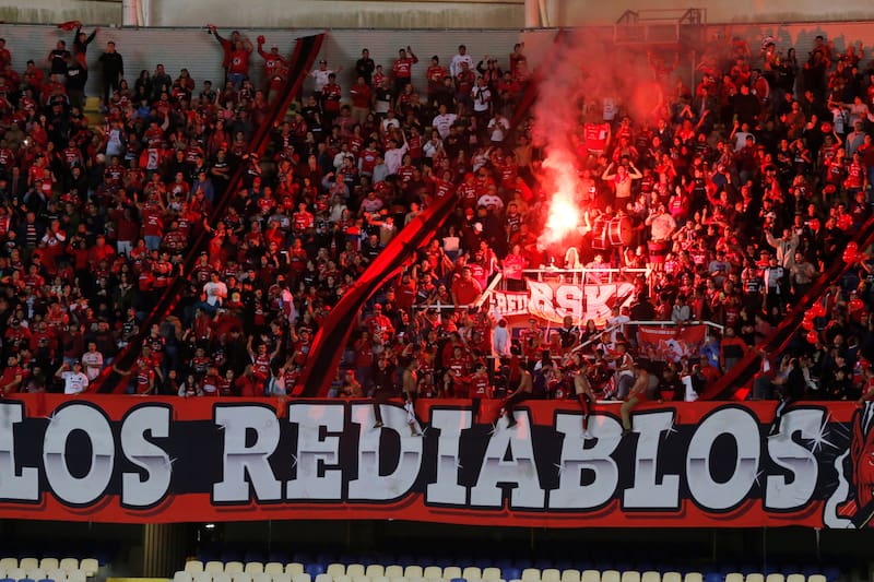 Los hinchas han realizado cantos en contra del presidente del club.
Marco Vazquez/Photosport
