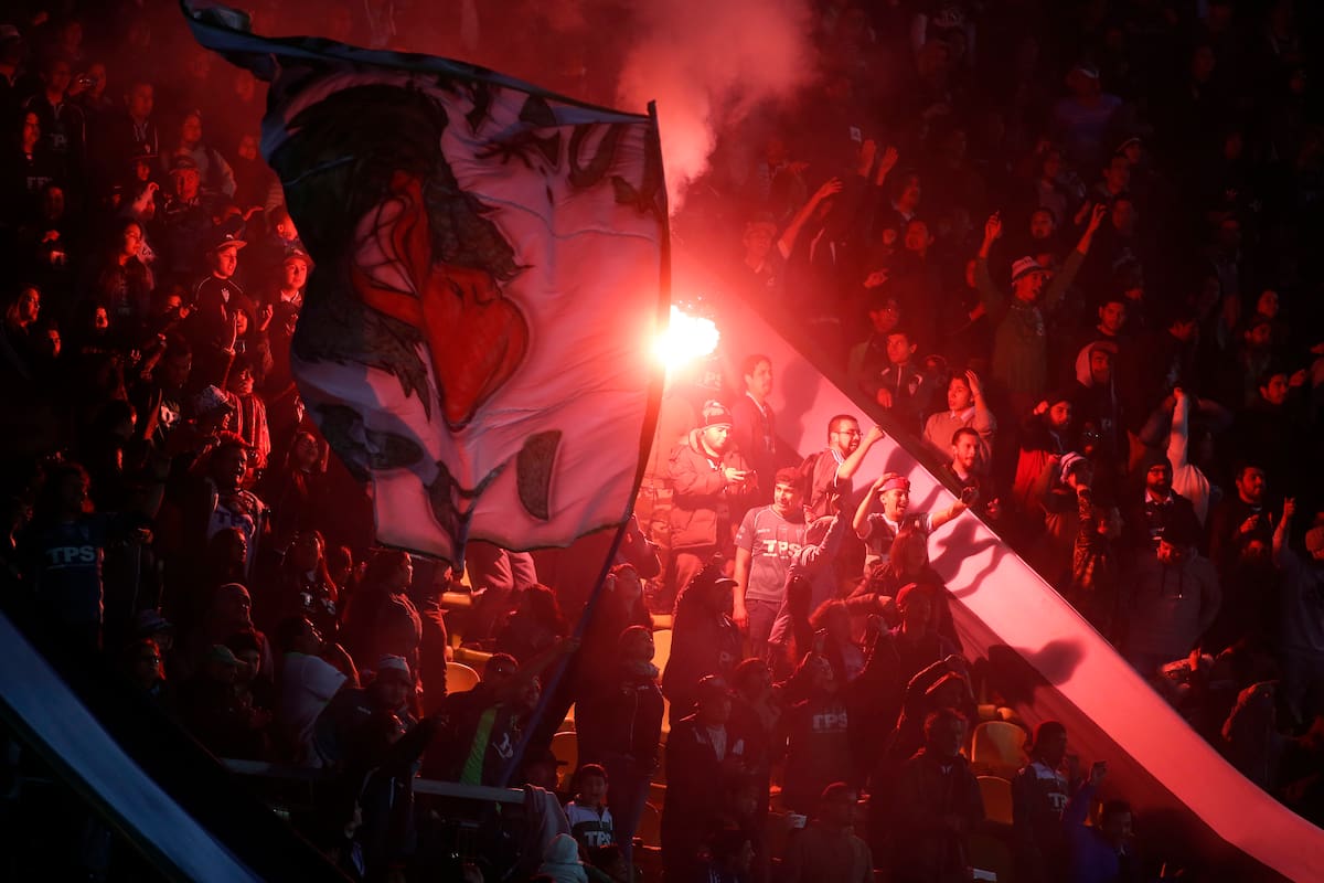 La fanaticada fue sorprendida con elementos pirotécnicos. /Photosport