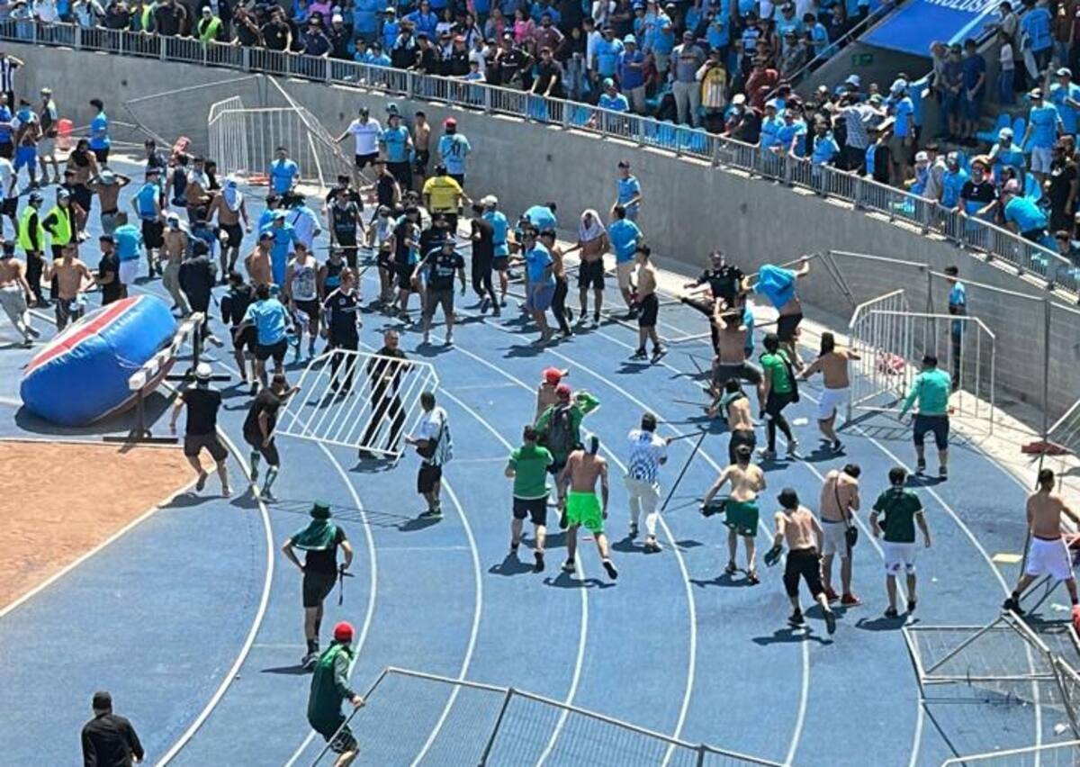 Los hinchas de Santiago Wanderers comenzaron a pelear en la antesala del encuentro.