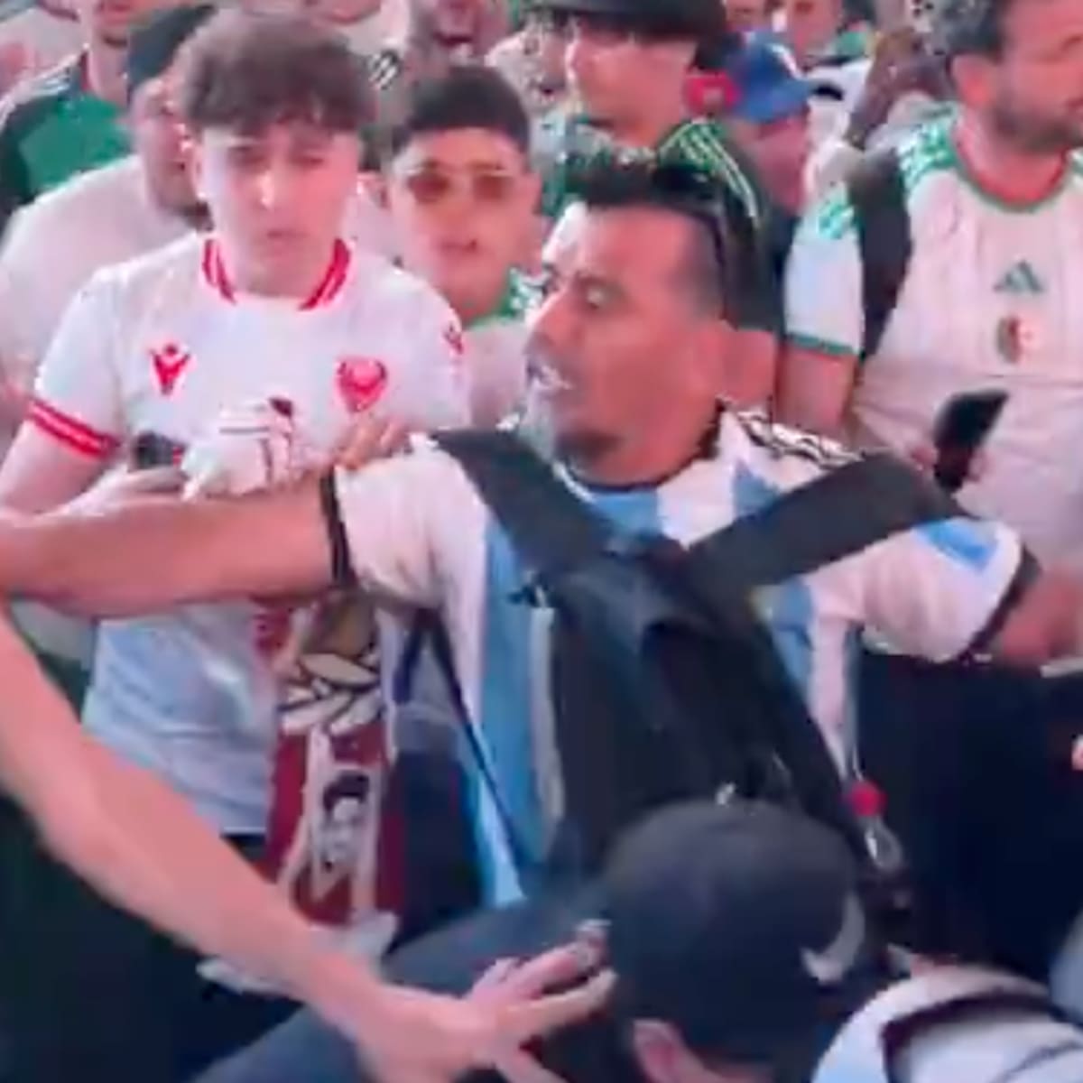 VIDEO | Una tremenda batalla campal se desató en NuevaYork entre hinchas de Argentina y Argelia