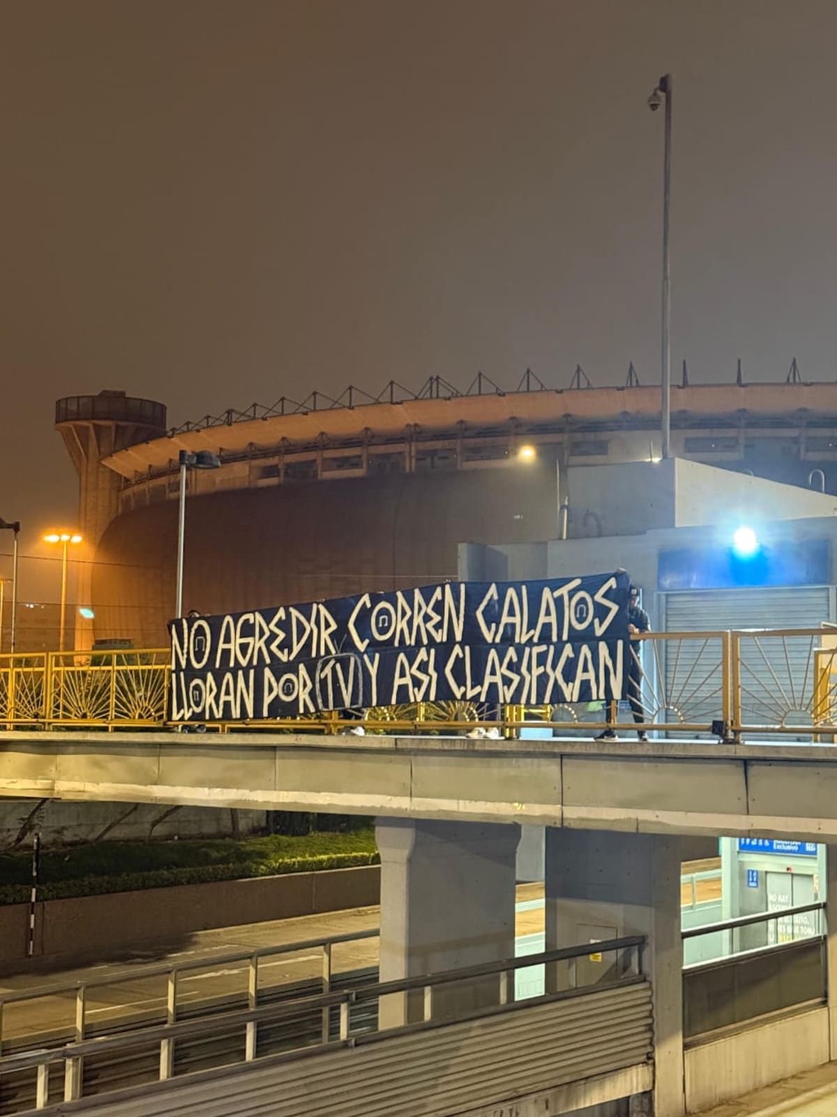 Colocaron una pancarta a las afueras del estadio.
