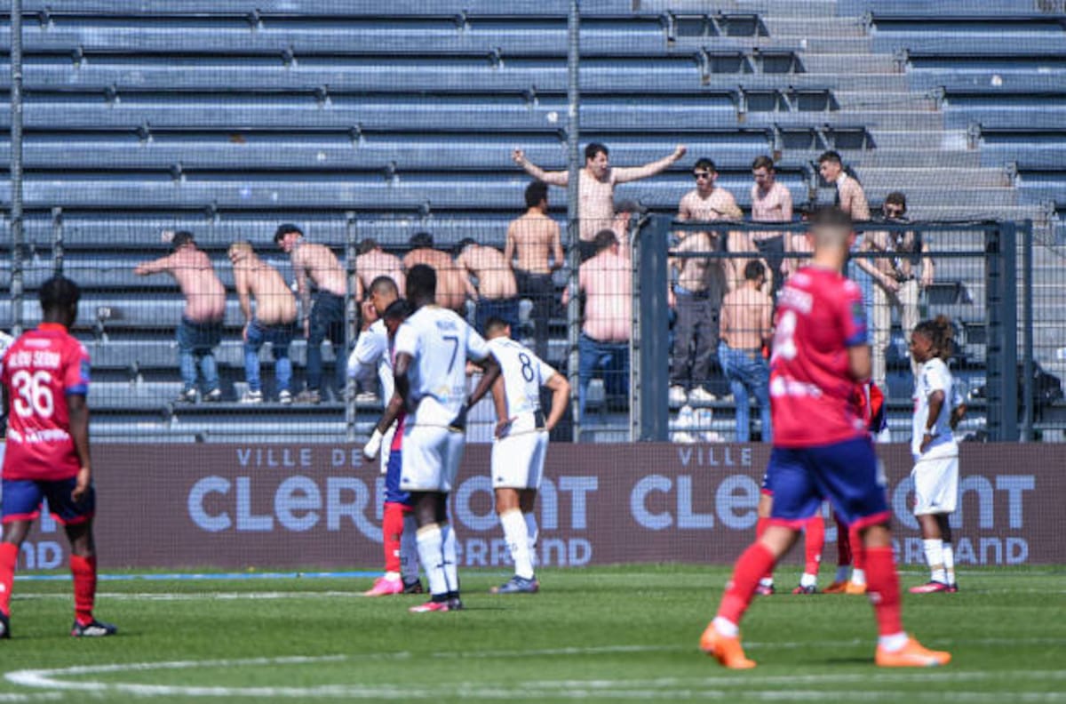 FOTOS | A lo “Corazón Valiente”: la curiosa técnica de desconcentración de los hinchas del Angers en Francia