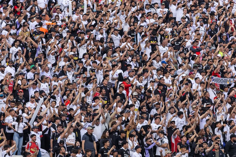 Blanco y Negro deberá pagar casi 16 millones de pesos por incidentes de sus hinchas. Foto: Felipe Escobedo.