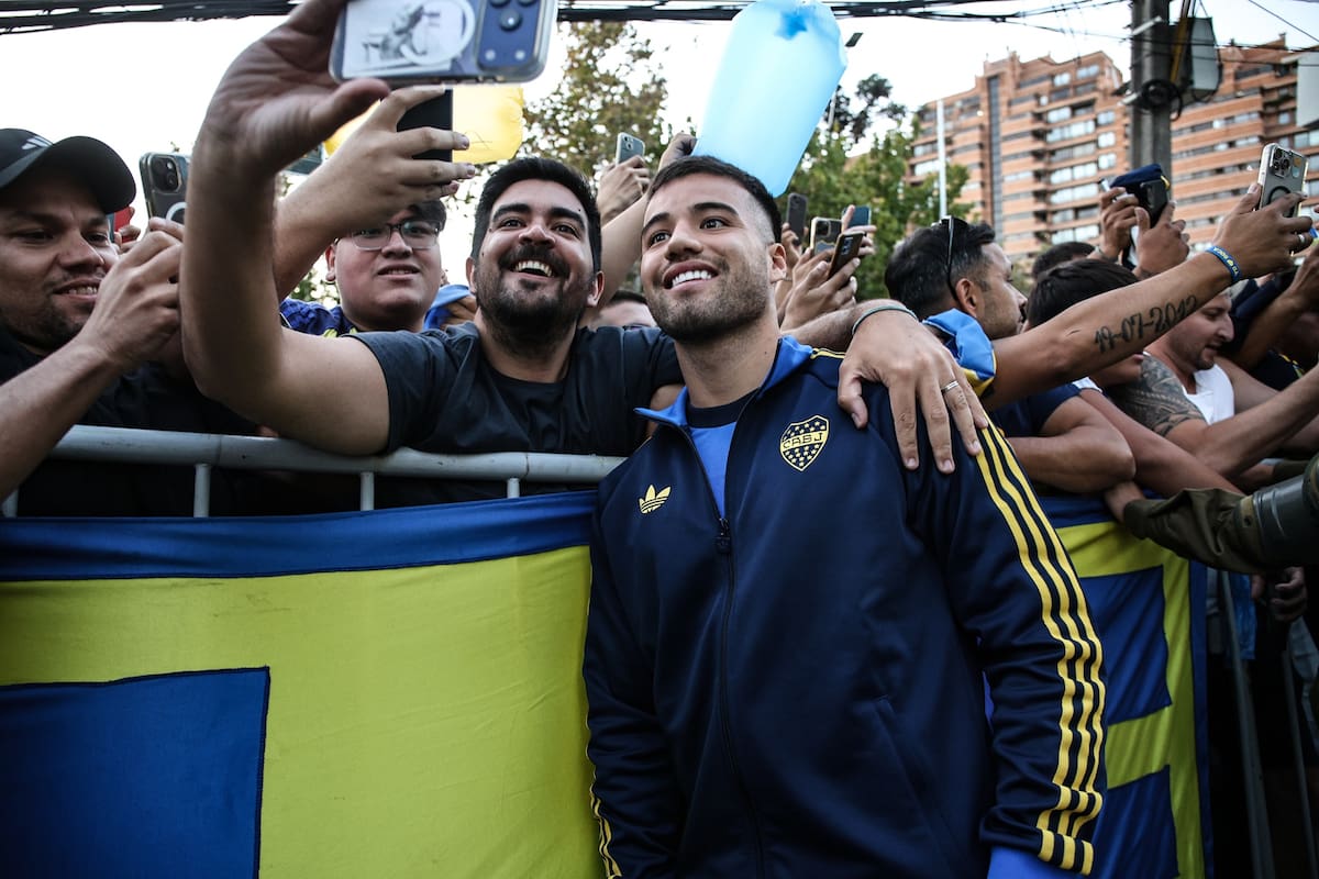 Los fanáticos Xeneizes en Chile junto a sus jugadores. Agencia Aton