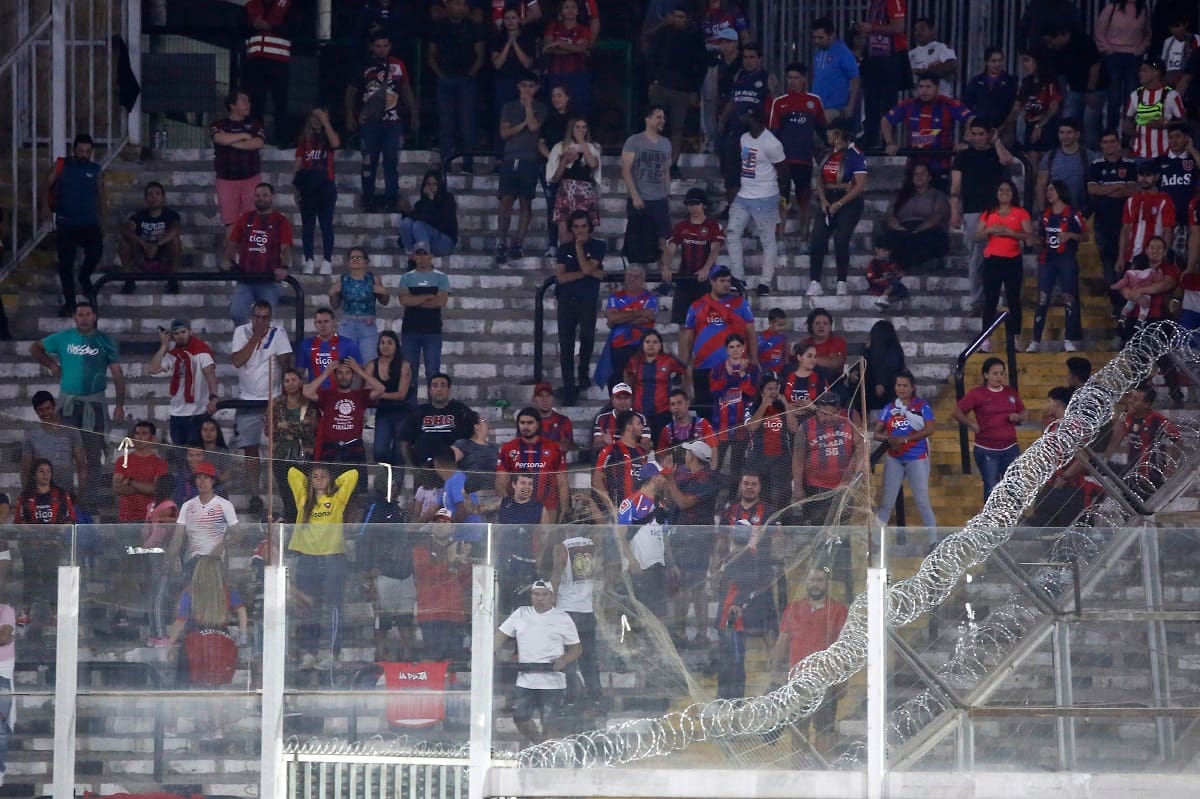La barra de Cerro Porteño en el Estadio Monumental. Agencia Aton.
