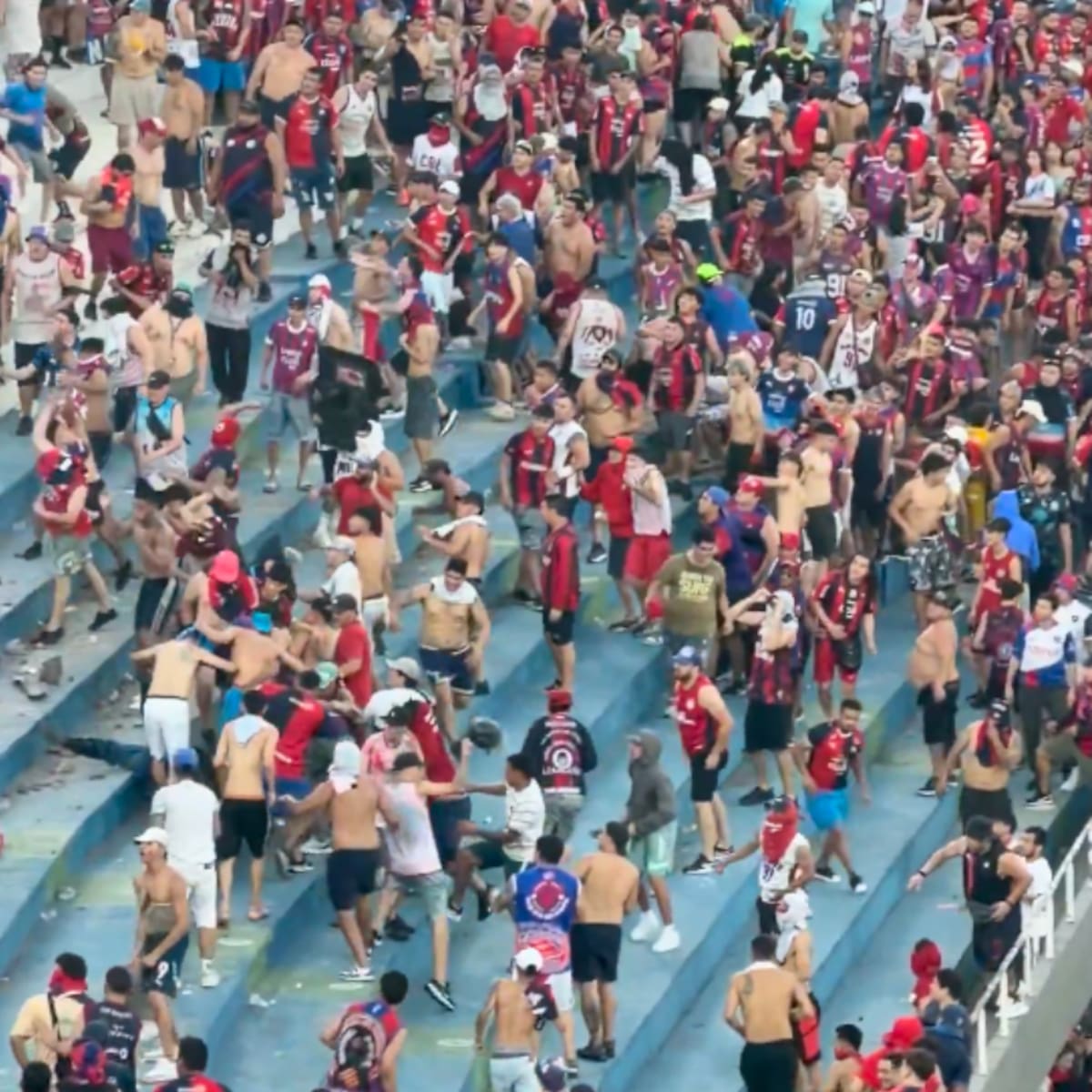 VIDEO | Balas de goma y un policía gravemente herido: brutal batalla campal en Clásico de Paraguay