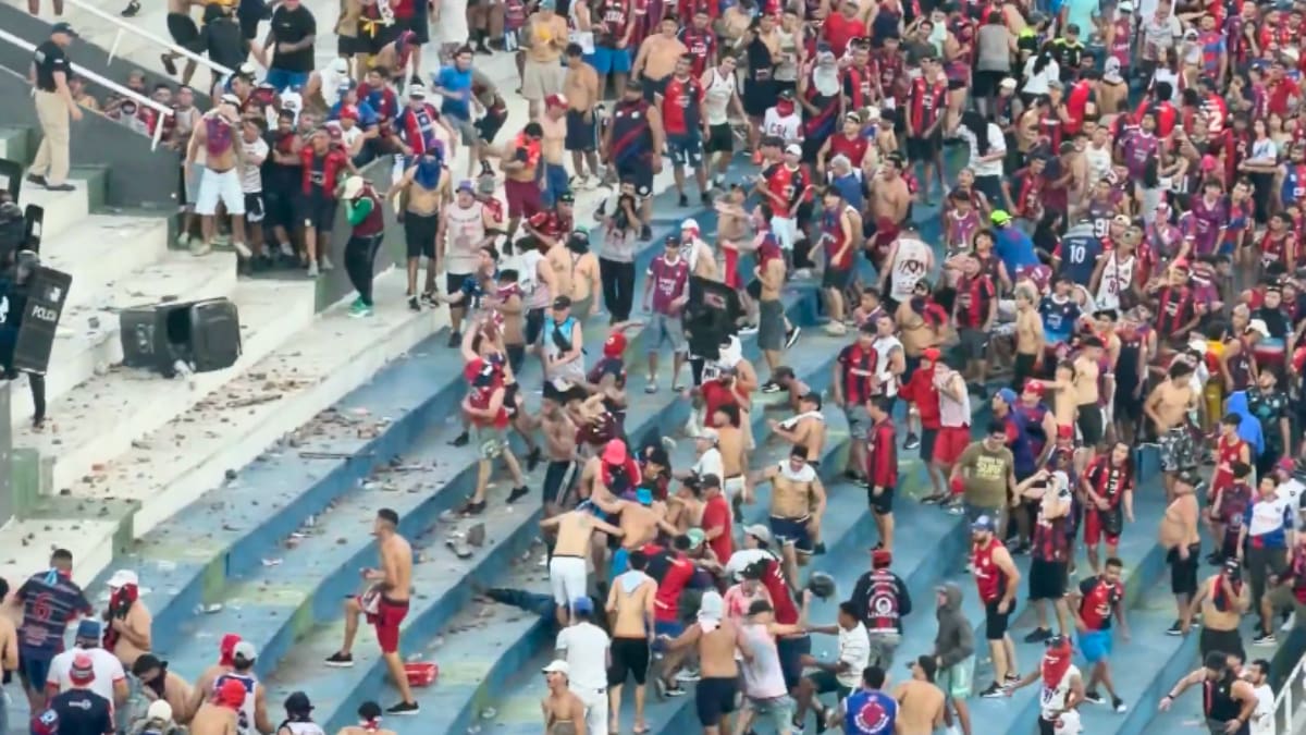 VIDEO | Balas de goma y un policía gravemente herido: brutal batalla campal en Clásico de Paraguay