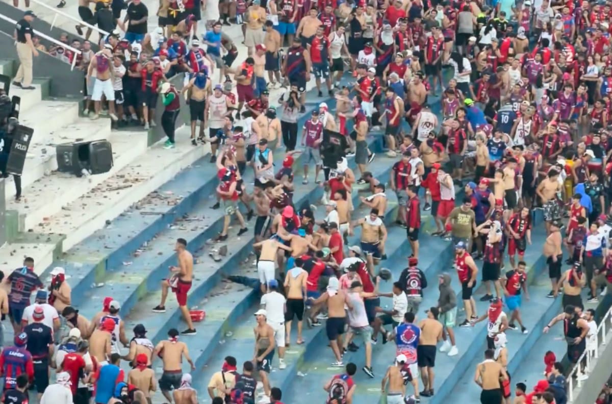 VIDEO | Balas de goma y un policía gravemente herido: brutal batalla campal en Clásico de Paraguay