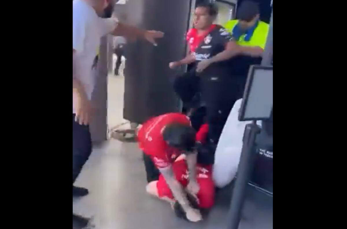 VIDEO | ¡Quedó la escoba! Hinchas mexicanos desatan el caos con batalla campal en Estados Unidos