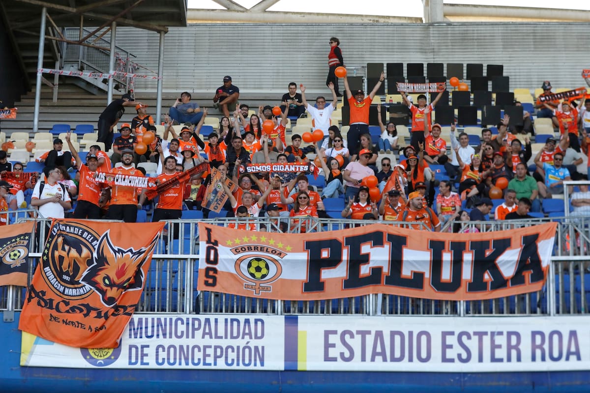 La barra loína se hizo presente en el duelo de ida ante Deportes Concepción. Foto: Agencia ATON.
