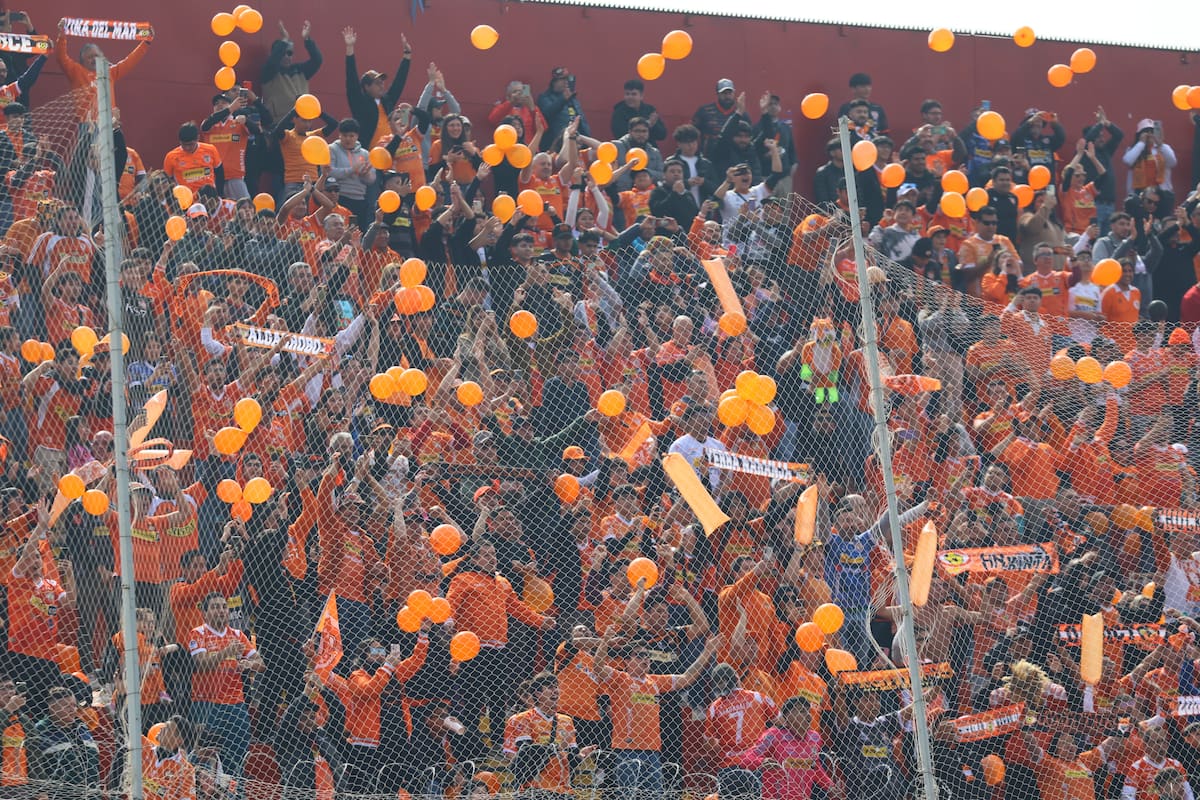 En la tribuna del Santa Laura. Foto: Agencia Aton