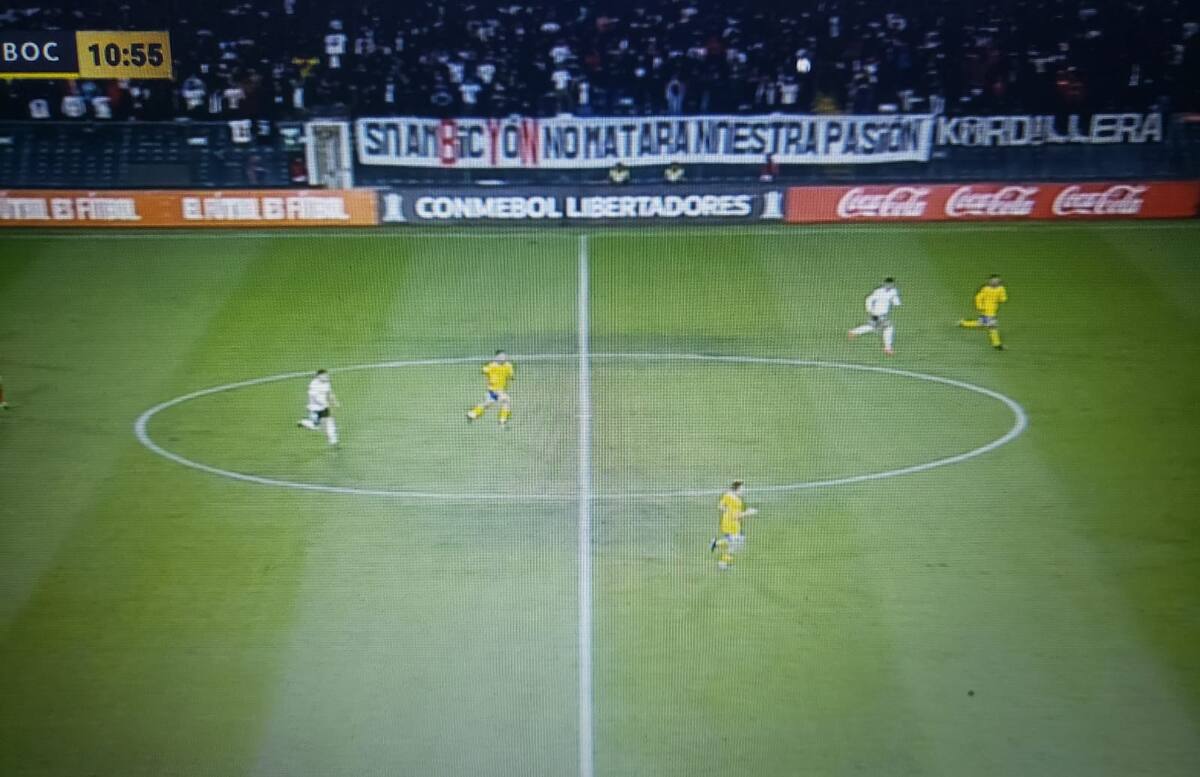 Hinchas de Colo Colo despliegan lienzo en el estadio Monumental.