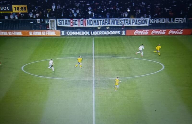 Hinchas de Colo Colo despliegan lienzo en el estadio Monumental.