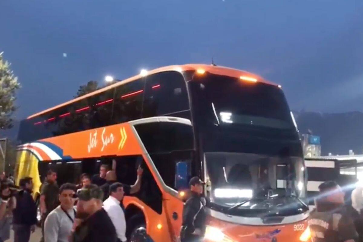 reciben a piedrazos a jugadores de River Plate