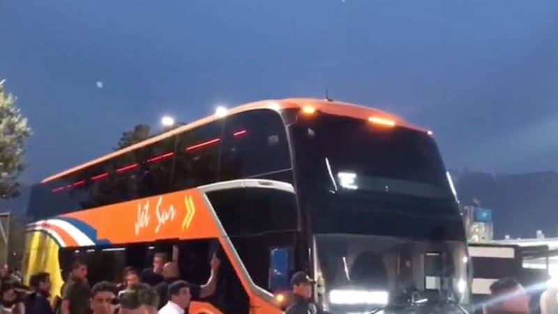VIDEO | Hinchas de Colo Colo recibieron a piedrazos el bus de River Plate